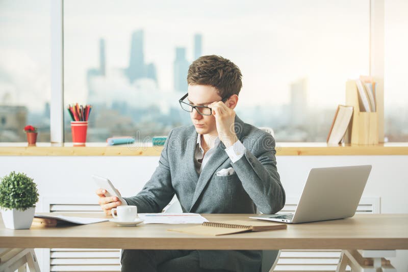 Witte zakenman die mobiele telefoon met behulp van royalty-vrije stock afbeeldingen