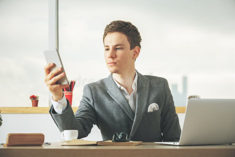 Witte zakenman die smartphone gebruiken royalty-vrije stock afbeeldingen