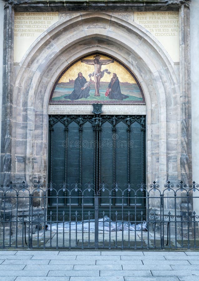 Wittenberg - la porta famosa a tutta la chiesa del ` s del san in cui Martin Luther ha inchiodato le 95 tesi fotografia stock Wittenberg - la porta famosa a tutta la chiesa del ` s del san in cui Martin Luther ha inchiodato le 95 tesi fotografia stock