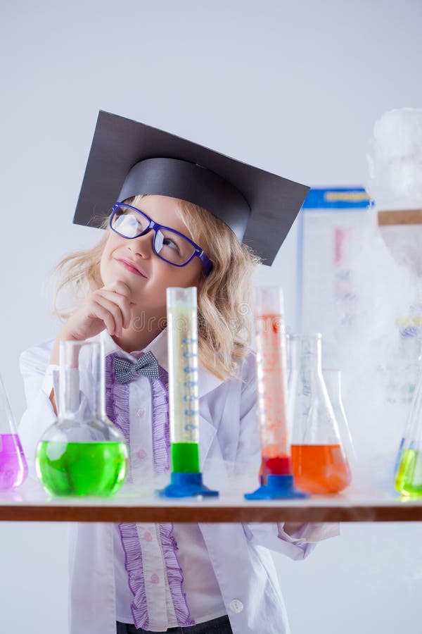 Wizerunek rozważna mała dziewczynka w chemii lab zdjęcie stock Wizerunek rozważna mała dziewczynka w chemii lab zdjęcie stock