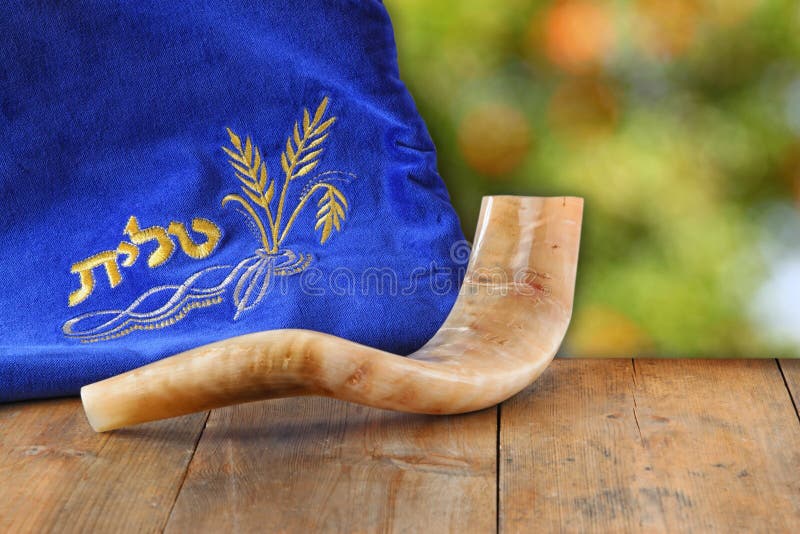 Wizerunek shofar i modlitewna skrzynka z słowa talit pisać na nim (róg) (modlitwa) Pokój dla teksta rosh hashanah concep (żydowsk zdjęcie royalty free Wizerunek shofar i modlitewna skrzynka z słowa talit pisać na nim (róg) (modlitwa) Pokój dla teksta rosh hashanah concep (żydowsk zdjęcie royalty free