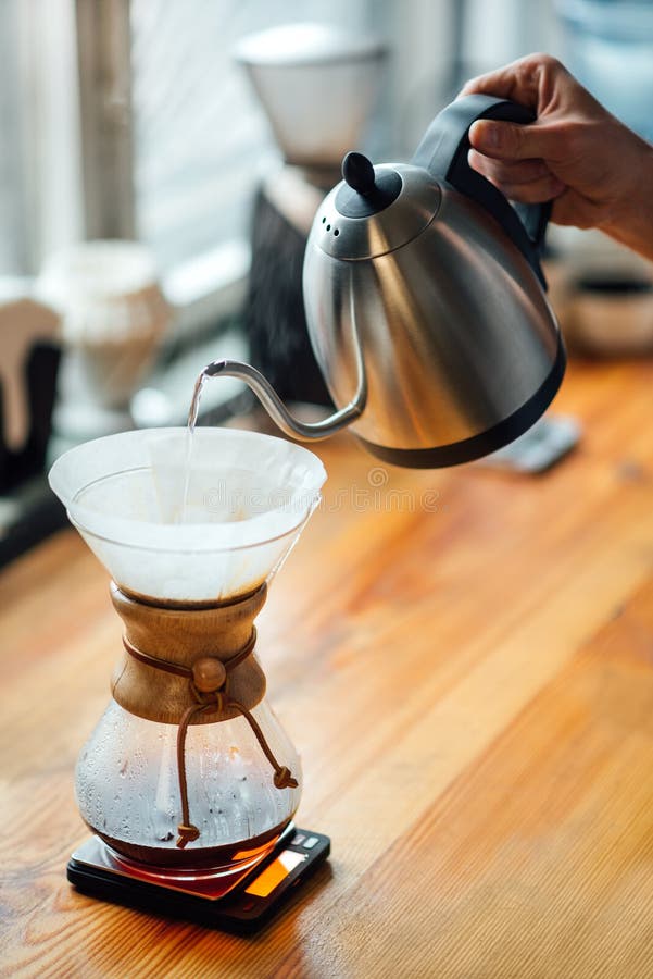 Wlewanie kawy metodą alternatywną, wlewanie wrzącej wody z czajnika do filtra z kawą na przezroczystym dekanterze