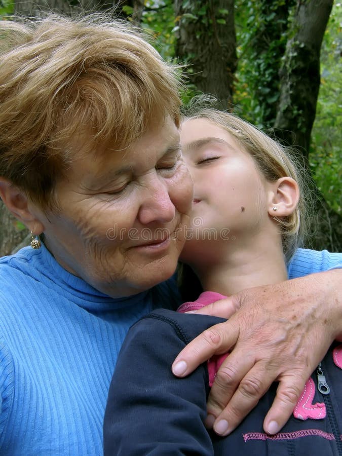 Девушка лижет бабушкам. Бабушка обнимает внучку. Бабушка с внучкой Лесбиан. Мальчик обнимает бабушку. Бабушка обнимает маленькую внучку.