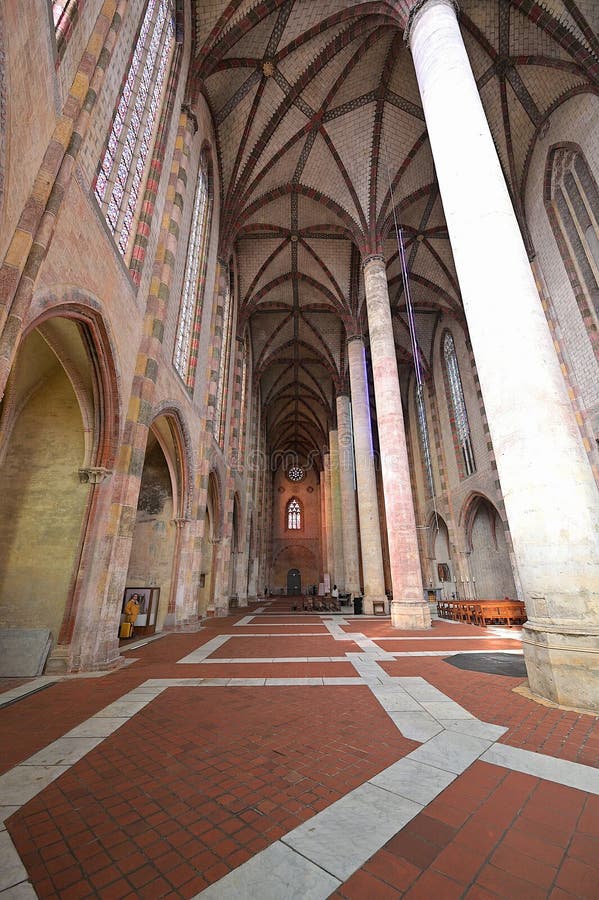 Wnętrze kościoła żakobinów z filarami gwoździowymi rozciągającymi się 28 m w górę w celu podtrzymania gotyckiej kryty dachowej fotografia stock
