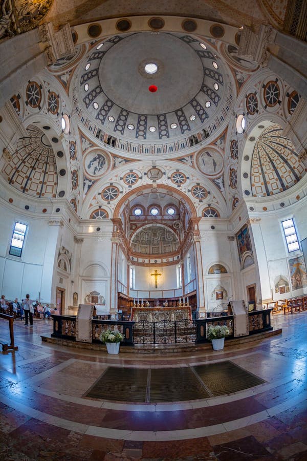 Wnętrze kościół Santa Maria delle Grazie, Mediolan, Włochy obrazy stock Wnętrze kościół Santa Maria delle Grazie, Mediolan, Włochy obrazy stock