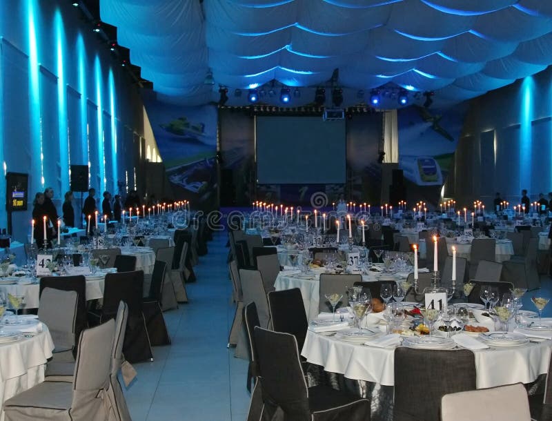 Wnętrze kredens w żołnierza piechoty morskiej stylu wielka ceremonialna bankiet sala w nautycznym stylu w błękitnych światłach obraz stock Wnętrze kredens w żołnierza piechoty morskiej stylu wielka ceremonialna bankiet sala w nautycznym stylu w błękitnych światłach obraz stock