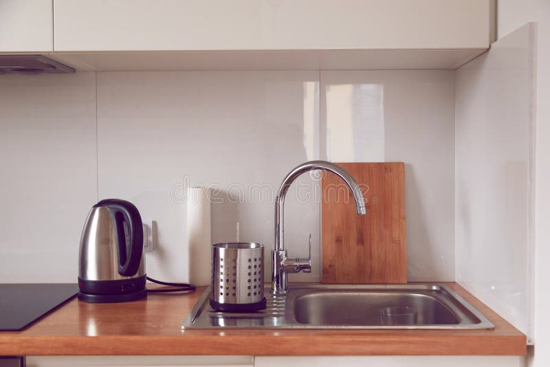 Wnętrze nowożytna elegancka kuchnia w minimalisty lub scandinavian stylu Faucet, zlew, tnąca deska obraz stock Wnętrze nowożytna elegancka kuchnia w minimalisty lub scandinavian stylu Faucet, zlew, tnąca deska obraz stock