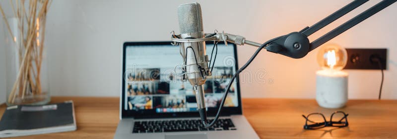 Wnętrze pokoju podkastów. studio do przesyłania strumieniowego głosu. notebook i lampka mikrofonu na stole. obraz szeroki
