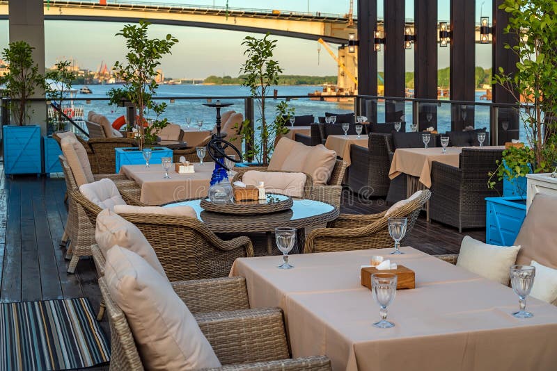 Wnętrze restauracja na wodzie, kanapie i stole, obrazy stock Wnętrze restauracja na wodzie, kanapie i stole, obrazy stock