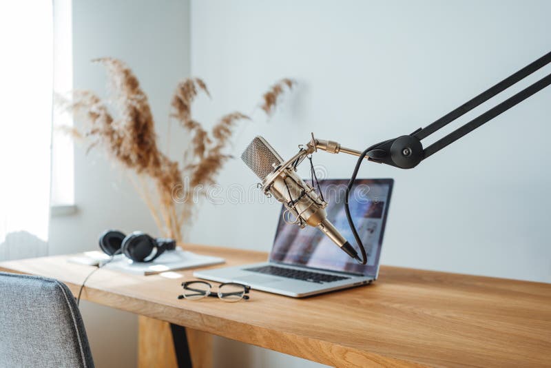Wnętrze studio radiowe. sala domowa dla podkastów. mikrofon głosowy obrazy stock