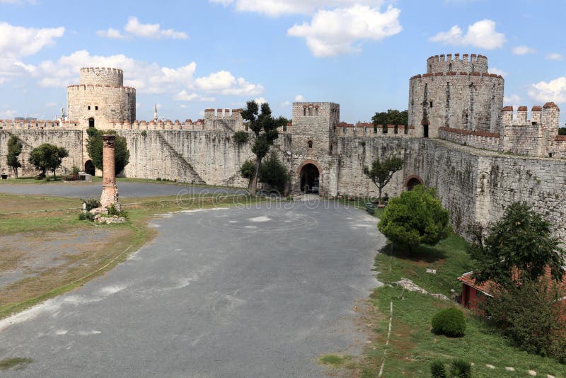 Wnętrze wewnętrzny podwórze Yedikule Fortres zdjęcia stock Wnętrze wewnętrzny podwórze Yedikule Fortres zdjęcia stock
