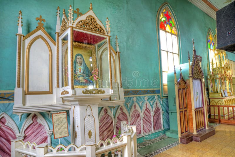Wnętrze Zaruma katedra. Wnętrze katedra Zaruma, z swój wiele religijnymi dekoracjami Zaruma, El Oro, Ekwador