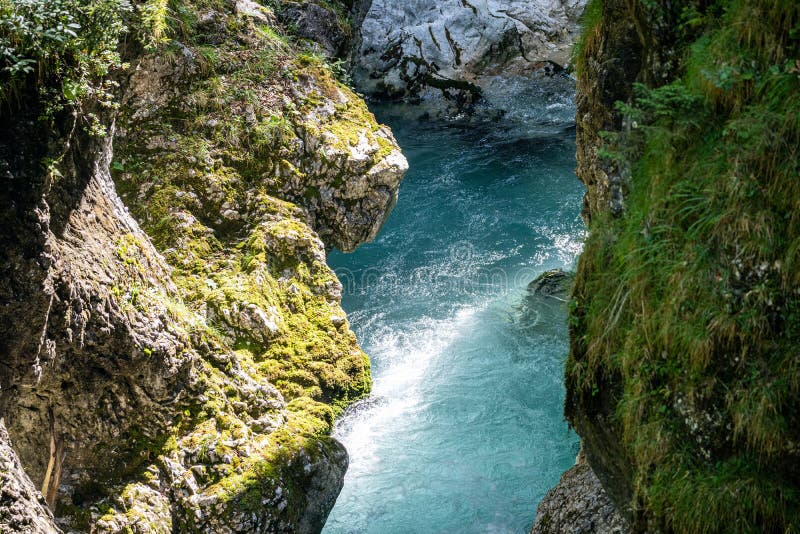Woda płynąca przez leutaschklam m leutash gorge w bawarii niemcy zdjęcia royalty free
