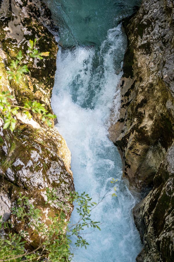 Woda płynąca przez leutaschklam m leutash gorge w bawarii niemcy zdjęcia royalty free
