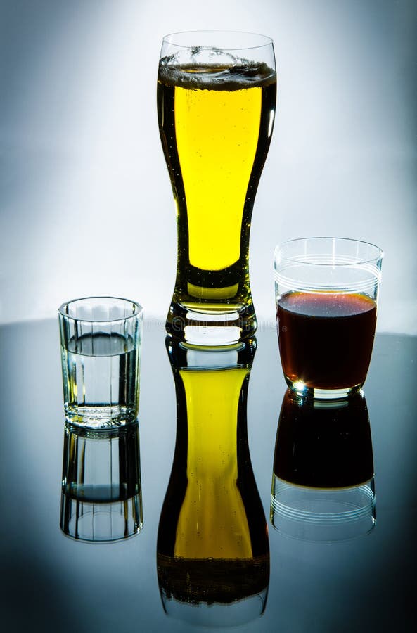 Wodka, Bier, Wein stockfoto. Bild von transparenz, muster 26526034