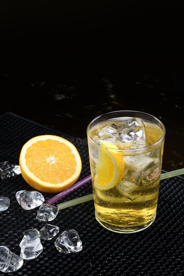 Wodka en Redbull stock afbeelding. Image of vrucht, koel 63219037