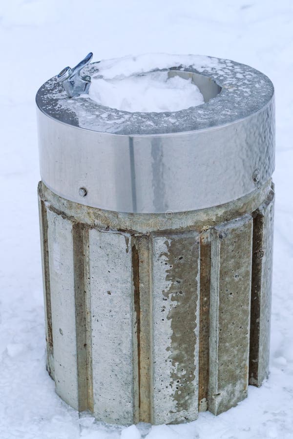 Wodnej aptekarki marznący publicznie i snowed park, zima dzień fotografia stock Wodnej aptekarki marznący publicznie i snowed park, zima dzień fotografia stock