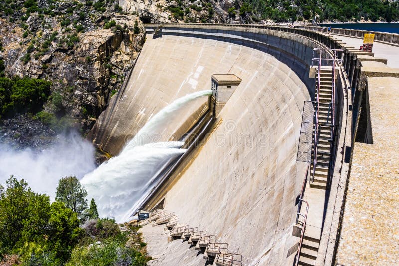 Wodny uwolnienie przy O «Shaughnessy Grobelną opłatą wysocy poziomy śnieg topi przy Hetch Hetchy rezerwuarem w Yosemite parku nar obraz royalty free