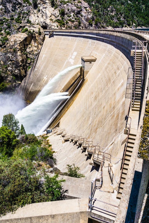 Wodny uwolnienie przy O «Shaughnessy Grobelną opłatą wysocy poziomy śnieg topi przy Hetch Hetchy rezerwuarem w Yosemite parku nar obrazy royalty free