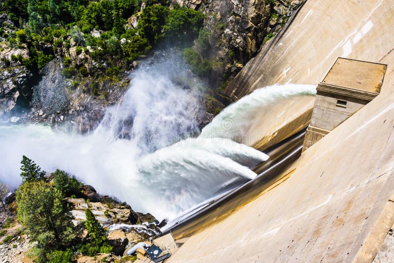 Wodny uwolnienie przy O «Shaughnessy Grobelną opłatą wysocy poziomy śnieg topi przy Hetch Hetchy rezerwuarem w Yosemite parku nar zdjęcie royalty free