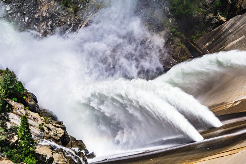 Wodny uwolnienie przy O «Shaughnessy Grobelną opłatą wysocy poziomy śnieg topi przy Hetch Hetchy rezerwuarem w Yosemite parku nar obrazy royalty free