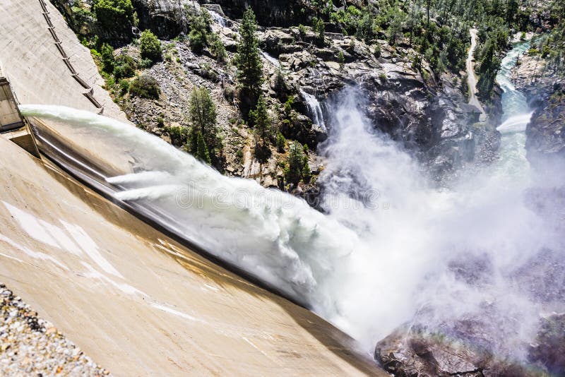 Wodny uwolnienie przy O «Shaughnessy Grobelną opłatą wysocy poziomy śnieg topi przy Hetch Hetchy rezerwuarem w Yosemite parku nar obrazy stock