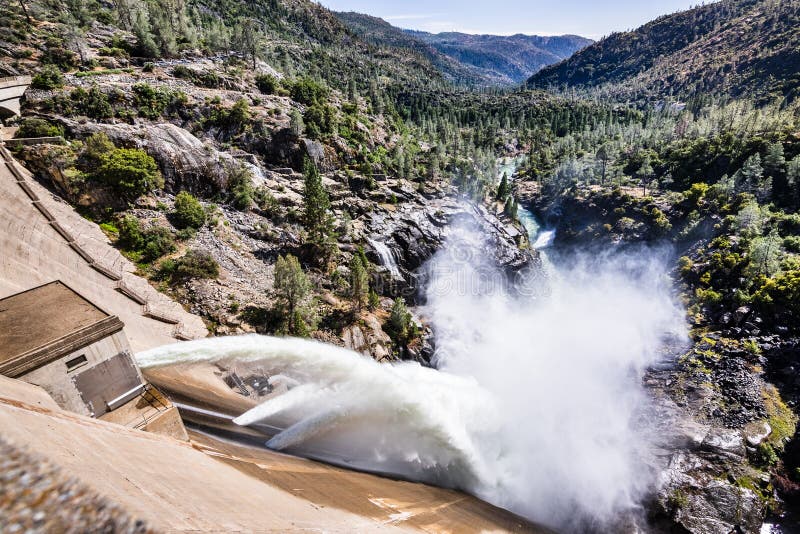 Wodny uwolnienie przy O «Shaughnessy Grobelną opłatą wysocy poziomy śnieg topi przy Hetch Hetchy rezerwuarem w Yosemite parku nar zdjęcie royalty free