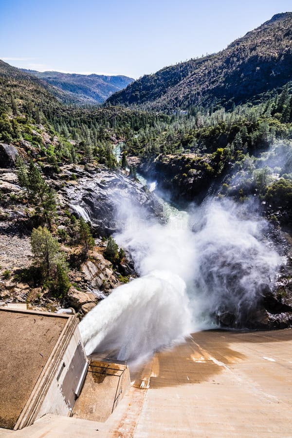 Wodny uwolnienie przy O «Shaughnessy Grobelną opłatą wysocy poziomy śnieg topi przy Hetch Hetchy rezerwuarem w Yosemite parku nar obrazy stock