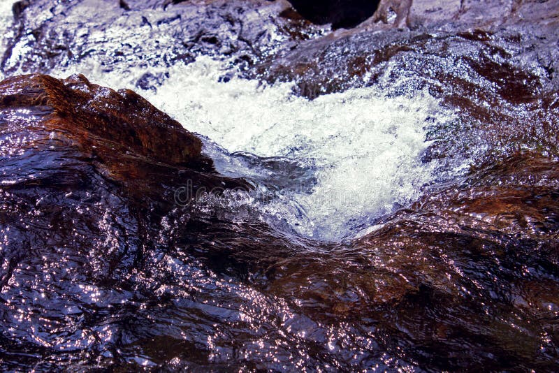 Wodnych Rockowych pluśnięcie strumienia Rzecznych kropel Piankowy tło fotografia stock Wodnych Rockowych pluśnięcie strumienia Rzecznych kropel Piankowy tło fotografia stock