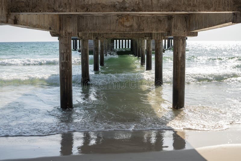 Wody morskiej i plaży widok pod długim molem Morskiej podróży łatwości romantyczny widok Słoneczny dzień na tropikalnej plaży zdjęcie royalty free Wody morskiej i plaży widok pod długim molem Morskiej podróży łatwości romantyczny widok Słoneczny dzień na tropikalnej plaży zdjęcie royalty free