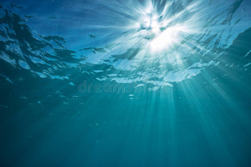 Wody morskiej powierzchnia z słońcem na tle