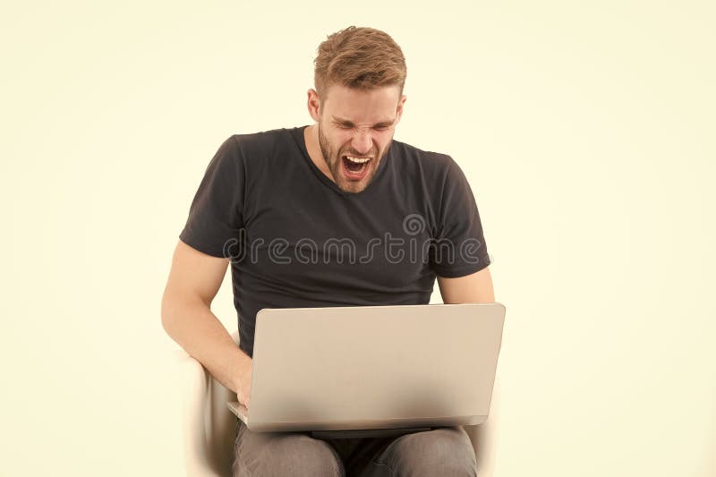 Woedende die mens bij computermonitor op wit wordt geïsoleerd Bedrijfsprobleem Machoschreeuw bij laptop digitale marketing en onl stock foto's Woedende die mens bij computermonitor op wit wordt geïsoleerd Bedrijfsprobleem Machoschreeuw bij laptop digitale marketing en onl stock foto's