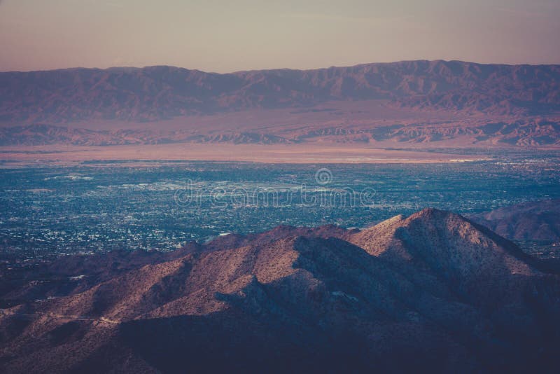 Woestijnzonsondergang over Palm Springs stock afbeelding Woestijnzonsondergang over Palm Springs stock afbeelding