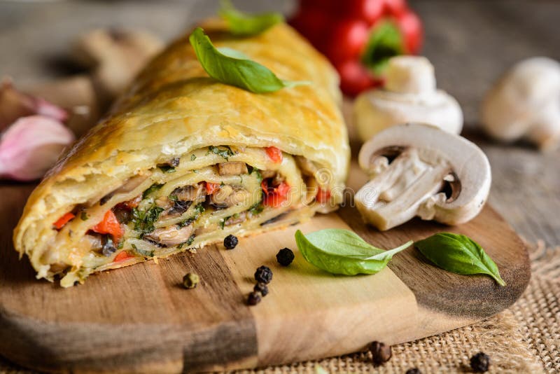 Wohlschmeckender Strudel Mit Pilzen, Rotem Pfeffer, Zwiebel, Knoblauch ...