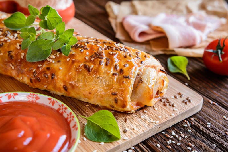 Wohlschmeckender Strudel Mit Pilzen, Rotem Pfeffer, Zwiebel, Knoblauch ...