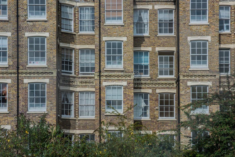 Wohn- Haus Mit Roten Backsteinen Und Weißen Fenstern In Ost-London ... Wohn- Haus Mit Roten Backsteinen Und Weißen Fenstern In Ost-London ...