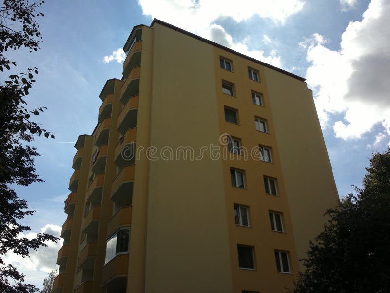 Wohnblock mit Balkonen, im Schatten lizenzfreies stockfoto Wohnblock mit Balkonen, im Schatten lizenzfreies stockfoto