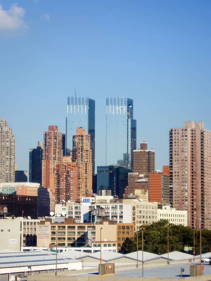 Wohngebäude und Zeit Warner Center stockfoto Wohngebäude und Zeit Warner Center stockfoto