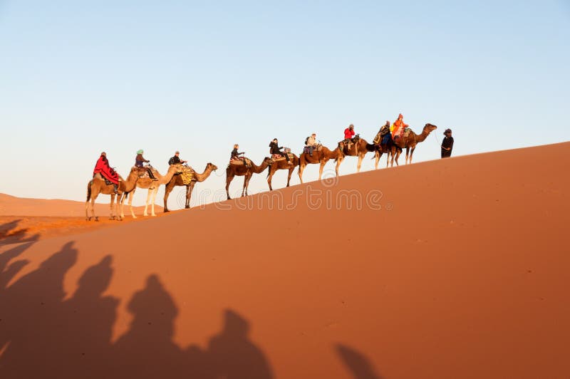 Wohnwagen mit Touristen in der Sahara-Wüste
