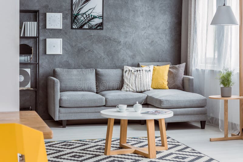 Wohnzimmer mit gelbem Kissen lizenzfreies stockfoto Wohnzimmer mit gelbem Kissen lizenzfreies stockfoto
