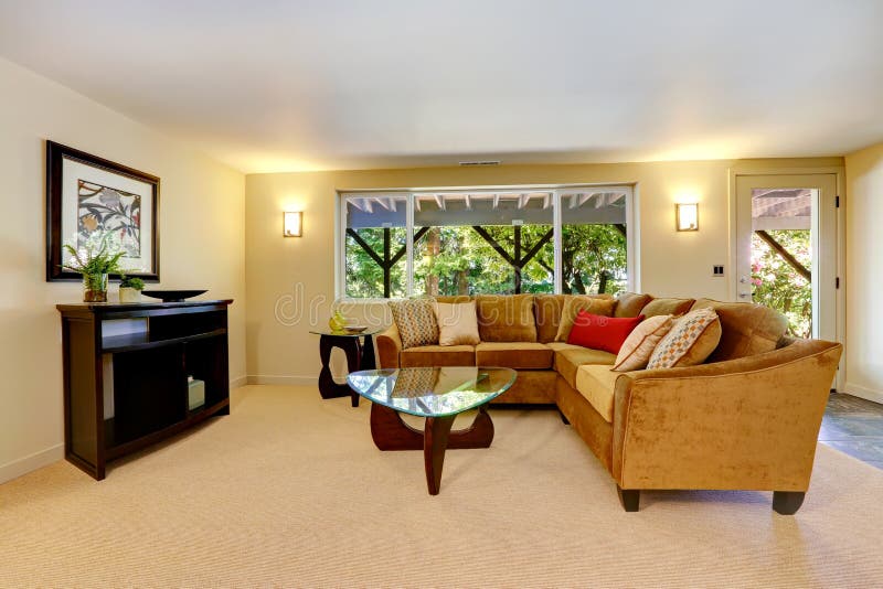 Wohnzimmer Mit Großem Sofa, Fenster Und Teppich. Stockbild ...