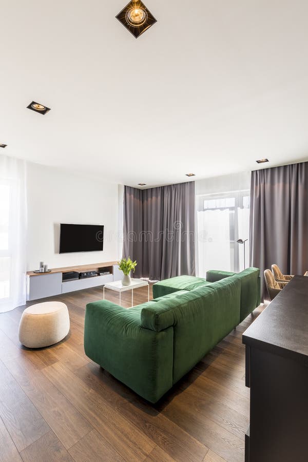 Wohnzimmer mit grünem Sofa stockfotos Wohnzimmer mit grünem Sofa stockfotos