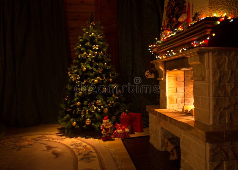 Wohnzimmer mit Kamin und verziertem Weihnachtsbaum