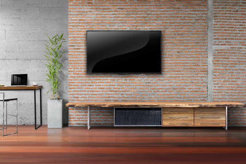 Wohnzimmerfernsehen auf Wand des roten Backsteins mit Holztisch stockfoto Wohnzimmerfernsehen auf Wand des roten Backsteins mit Holztisch stockfoto