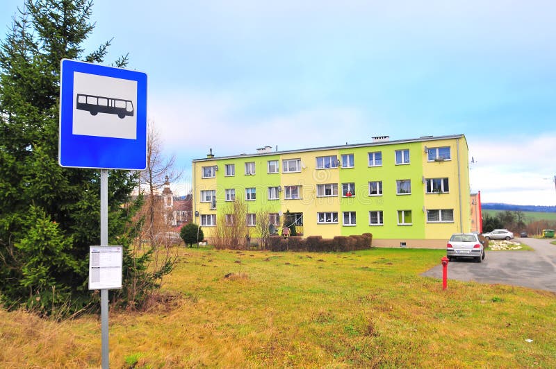 Wojborz, Польша, январь 2018 Стоп бюста перед многоквартирным домом пост-коммунизма стоковое изображение Wojborz, Польша, январь 2018 Стоп бюста перед многоквартирным домом пост-коммунизма стоковое изображение