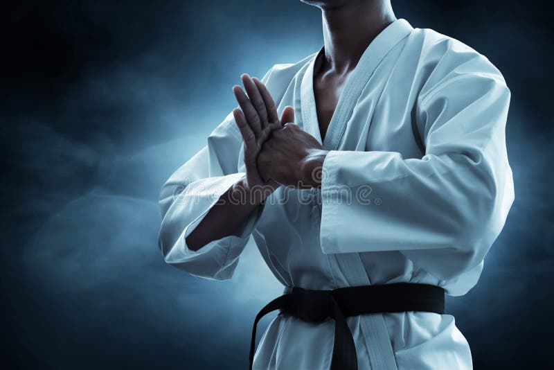 Wojownik Karate na ciemnym tle