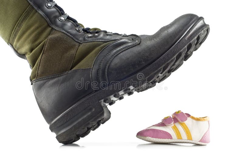 wojsko inicjuje dzieci target945_1_ s buty fotografia stock wojsko inicjuje dzieci target945_1_ s buty fotografia stock