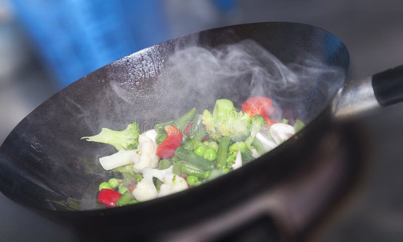 Wok που μαγειρεύει τα υγιή ασιατικά τρόφιμα στοκ εικόνα με δικαίωμα ελεύθερης χρήσης