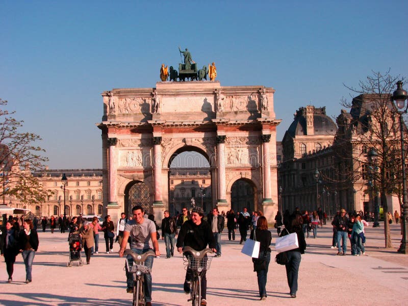 wokoło rowerowych facetów szczęśliwego louvre Paris zdjęcie royalty free wokoło rowerowych facetów szczęśliwego louvre Paris zdjęcie royalty free
