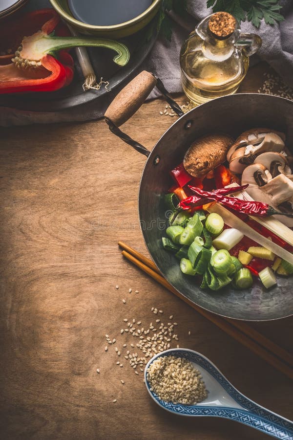 Woktopf mit vegetarischen asiatischen Küchebestandteilen für Aufruhrfischrogen mit gehacktem Gemüse, Gewürzen, Samen des indische stockbilder